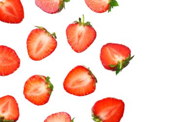 Dilimlenmiş çilek beyaz arka plan üzerinde izole. Üstte görüntü 