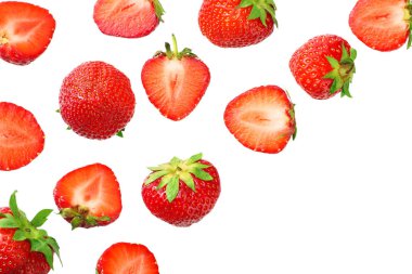 Dilimlenmiş çilek beyaz arka plan üzerinde izole. Üstte görüntü 