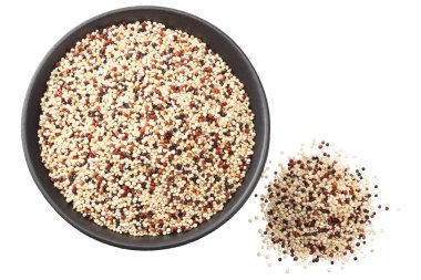 Beyaz arka plan üzerinde izole siyah bir kase quinoa. Quinoa tohumu. üst görünüm 