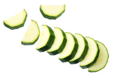 beyaz arka plan üzerinde izole taze yeşil kabak dilimleri. üst görünüm 
