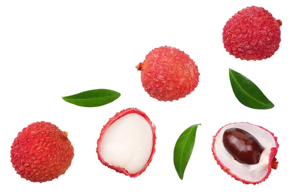 Beyaz arka planda izole yaprakları ile taze Lychee. üst görünüm 