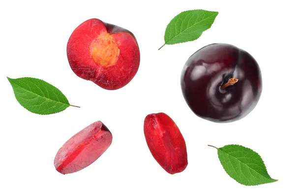 Čerstvé švestkové ovoce se zeleným listem a krájenými plátky švestek izolované na bílém pozadí. pohled shora — Stock fotografie
