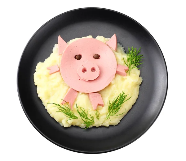 흰색 배경에 고립 된 접시에 삶은 삶은 햄 소시지와 으깬 감자. 돼지. 맨 위 보기. — 스톡 사진