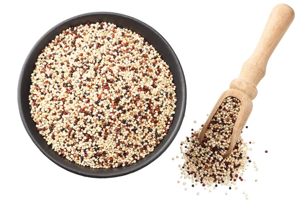 Quinoa in een zwarte kom geïsoleerd op witte achtergrond. Quinoa zaad. Top View — Stockfoto