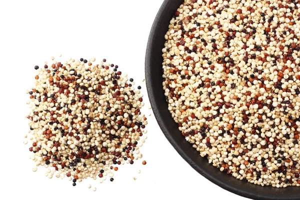 Beyaz arka plan üzerinde izole siyah bir kase quinoa. Quinoa tohumu. üst görünüm — Stok fotoğraf