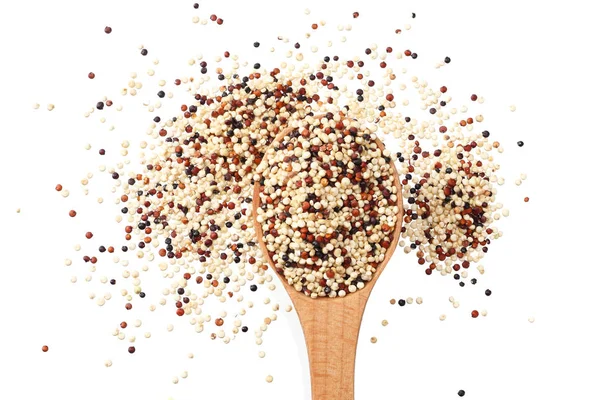 Beyaz arka plan üzerinde izole ahşap bir kaşık quinoa. Quinoa tohumu — Stok fotoğraf