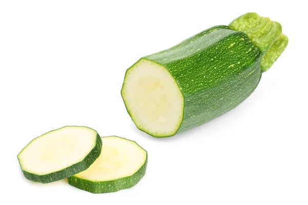 Fette di zucchine verdi fresche isolate su sfondo bianco. — Foto Stock