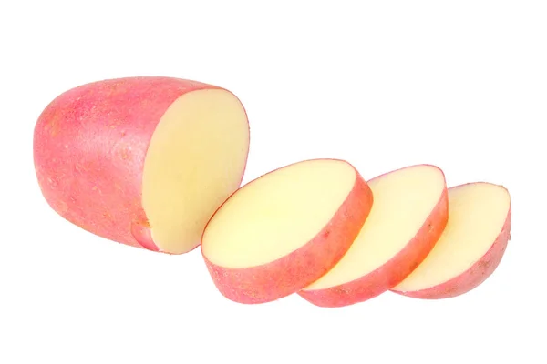 Ruwe rode aardappel met plakjes geïsoleerd op witte achtergrond — Stockfoto