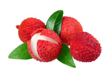 Beyaz arkaplanda yaprakları olan taze liçi 