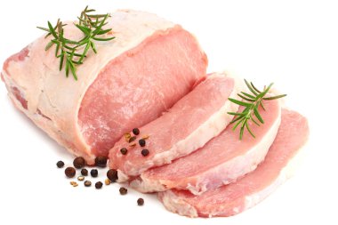 Beyaz arkaplanda çiğ domuz eti izole edilmiş. 