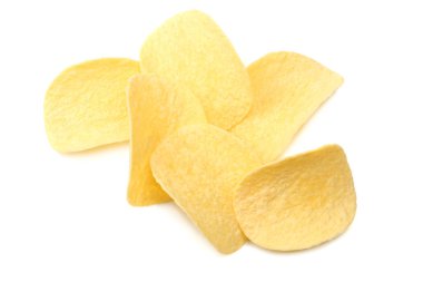 Beyaz arka planda izole edilmiş patates cipsi grubu. üst görünüm 