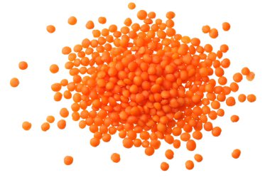 Beyaz arka planda izole edilmiş kırmızı mercimek. Üst görünüm. 