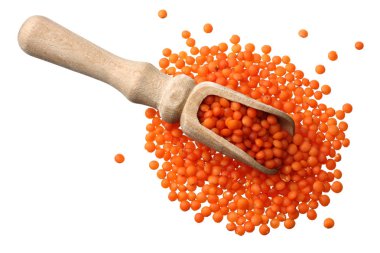 beyaz arka plan üzerinde izole ahşap kaşık kırmızı mercimek. Üstte görüntü. 