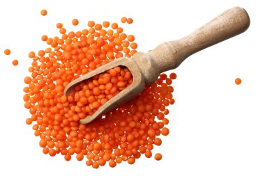 beyaz arka plan üzerinde izole ahşap kaşık kırmızı mercimek. Üstte görüntü. 