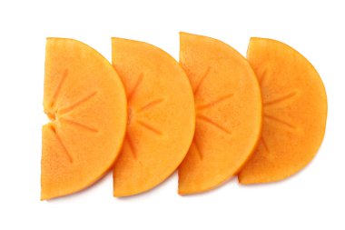 Beyaz arka plan üzerinde izole taze olgun Trabzon hurması dilimleri. üstten görünüm 