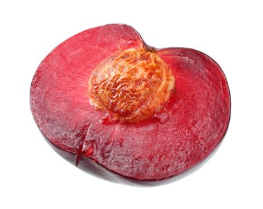 beyaz arka plan üzerinde izole yarım erik meyve. erik dilimleri kesilmiş 