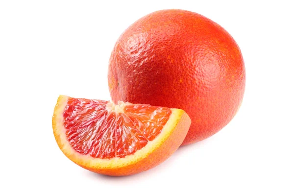 Červená krev oranžové plody s plátky izolovaných na bílém pozadí — Stock fotografie