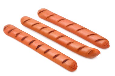 Izgara sosisler beyaz arka planda izole edilmiş. 