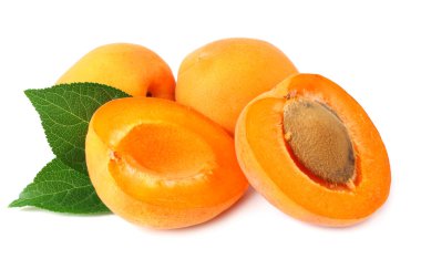 dilimler ve yeşil yaprak beyaz arka plan izole ile kayısı meyve.  