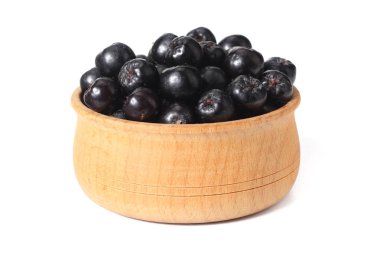 Beyaz arka plan üzerinde izole ahşap kase chokeberry. Siyah aronia 
