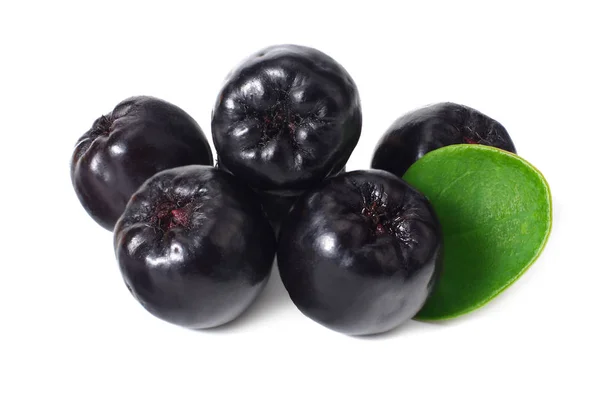 Chokeberry con hojas verdes aisladas sobre fondo blanco. Aronia negra —  Fotos de Stock