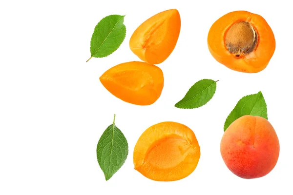 Frutas de albaricoque con rodajas y hojas verdes aisladas sobre fondo blanco. vista superior —  Fotos de Stock