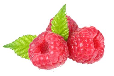 Olgun ahududu izole beyaz zemin üzerine yeşil yaprak ile 