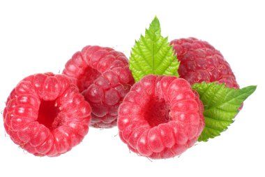 Olgun ahududu ve yeşil yapraklı beyaz arka plan makrosu. 