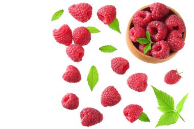 Olgun Ahududu yeşil yaprak beyaz arka plan üzerinde izole ile. üstten görünüm 