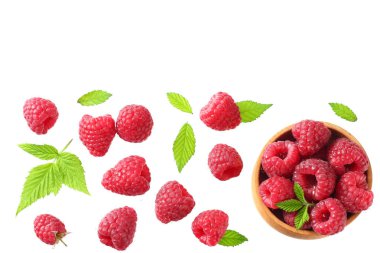 Olgun Ahududu yeşil yaprak beyaz arka plan üzerinde izole ile. üstten görünüm 