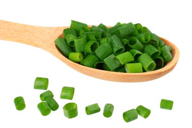 Beyaz arka planda izole edilmiş ahşap kaşıkta yeşil soğan 