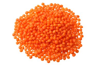 Beyaz arka planda izole edilmiş kırmızı mercimek. Üst görünüm. 