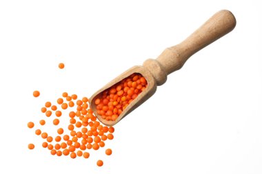 beyaz arka plan üzerinde izole ahşap kaşık kırmızı mercimek. Üstte görüntü. 