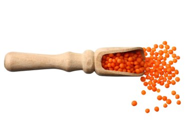 beyaz arka plan üzerinde izole ahşap kaşık kırmızı mercimek. Üstte görüntü. 