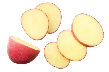 Beyaz arka planda izole edilmiş dilimli çiğ kırmızı patates. üst görünüm 