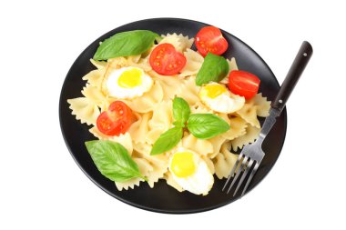 beyaz arka plan, makarna plaka izole farfalle makarna 