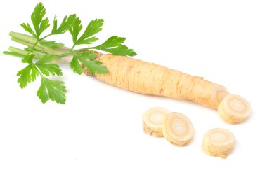 Beyaz arka plan üzerinde izole taze maydanoz kökü 