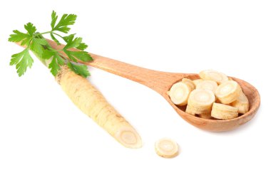 beyaz arka plan üzerinde izole ahşap kase taze maydanoz kökü 