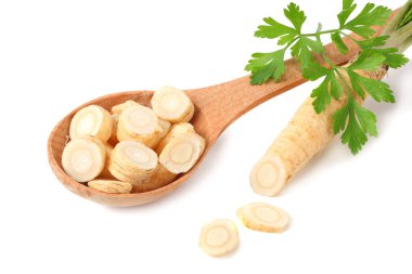 Beyaz arka plan üzerinde izole taze maydanoz kökü 