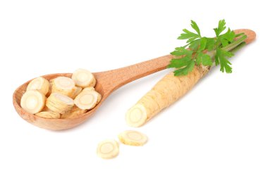 beyaz arka plan üzerinde izole ahşap kase taze maydanoz kökü 