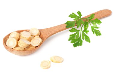 beyaz arka plan üzerinde izole ahşap kase taze maydanoz kökü 