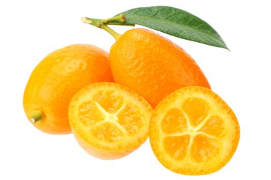 Cumquat veya kumquat dilimleri ve beyaz arka plan üzerinde izole yaprakları ile 