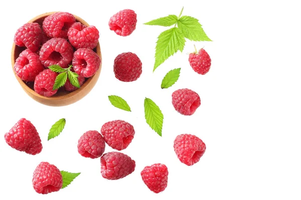 Olgun Ahududu yeşil yaprak beyaz arka plan üzerinde izole ile. üstten görünüm 