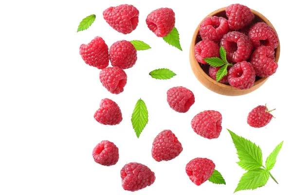 Olgun Ahududu yeşil yaprak beyaz arka plan üzerinde izole ile. üstten görünüm 