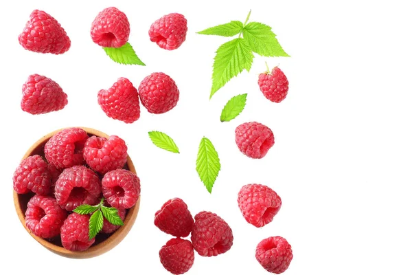 Olgun Ahududu yeşil yaprak beyaz arka plan üzerinde izole ile. üstten görünüm 