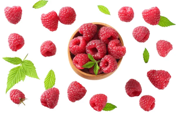 Olgun Ahududu yeşil yaprak beyaz arka plan üzerinde izole ile. üstten görünüm 