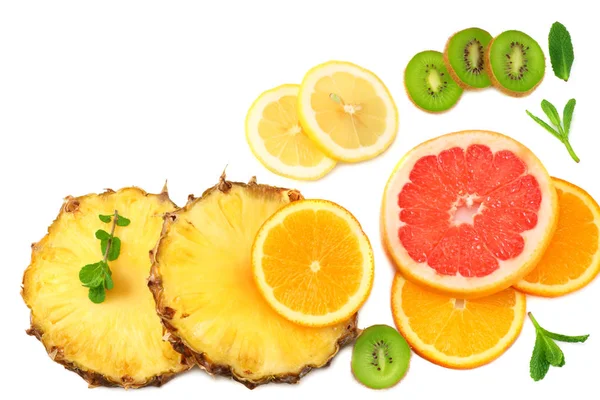 Rodajas de pomelo, kiwi, naranja y piña aisladas sobre fondo blanco vista superior fondo saludable — Foto de Stock