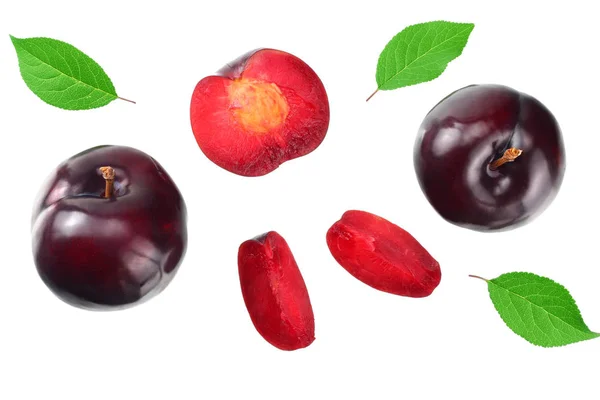 Čerstvé švestkové ovoce se zeleným listem a krájenými plátky švestek izolované na bílém pozadí. pohled shora — Stock fotografie