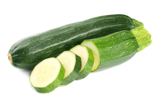 Courgettes vertes fraîches avec des tranches isolées sur fond blanc — Photo