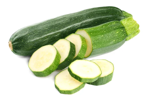 Zucchine fresche verdi con fette isolate su fondo bianco — Foto Stock